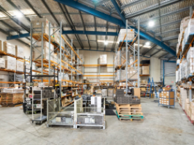 国内直邮还是海外仓代发,英国跨境卖家该如何选择?