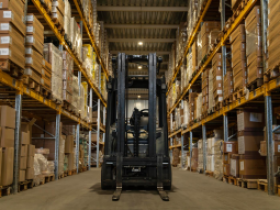 亚马逊年报拆出英国新机会:海外仓FBA中转与换标成了卖家刚需