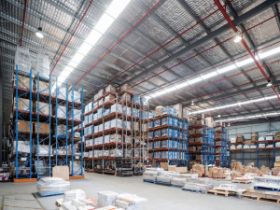 数码配件品类使用英国海外仓:一件代发与退货换标成本解析