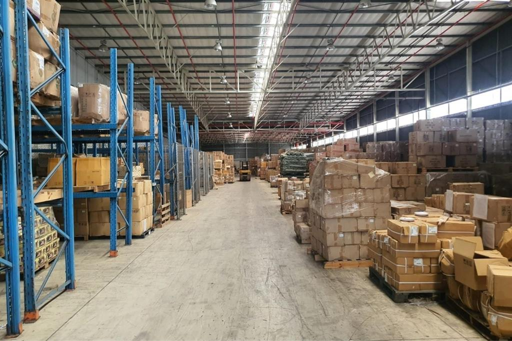 亚马逊卖家FBA移仓换标,选走物流还是自提?英国自营海外仓帮你算明白